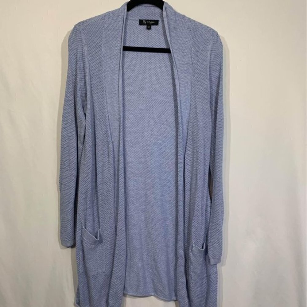 𝅺WOMAN’S light blue long cardigan. Waffle knit. Size small. Front pockets.